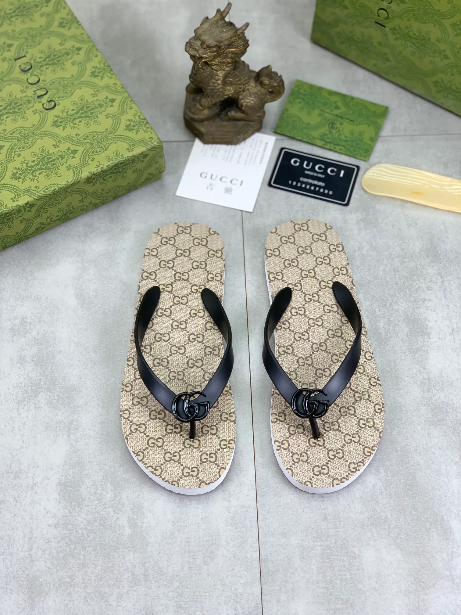 Men's men's shoes 💰P220💰【New style】🆘【GUCCI】Official website's popular Gucci adult couple 🧑‍🤝‍🧑 style, children's flip-flops are on sale at the counter simultaneously! Original fabric imported from Italy. Original bottom provided by the original factory. Size: Adult 36-45. Children’s size: 30-37. Multiple colors available.